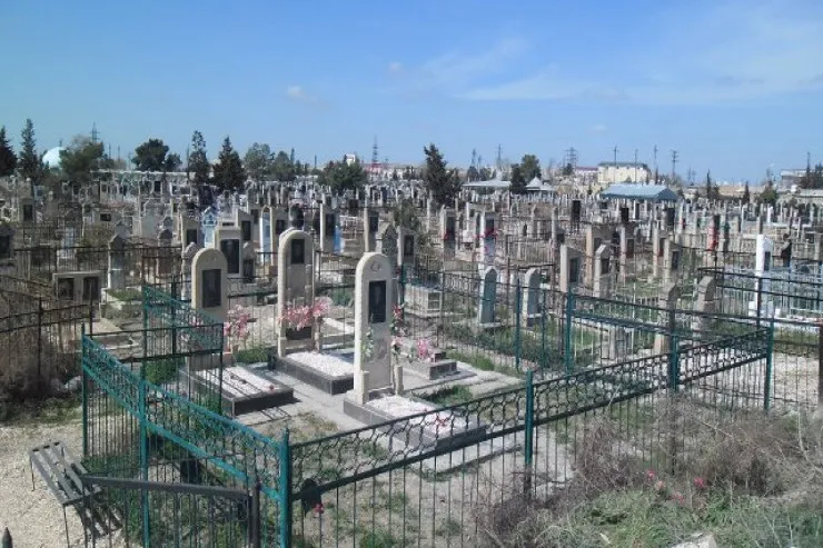 Bakıda sakinlər qəbiristanlıqda meyit  tapdı, araşdırma başlandı