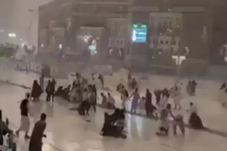 Ərəbistanda külək insanları  belə uçurdu -  VİDEO 