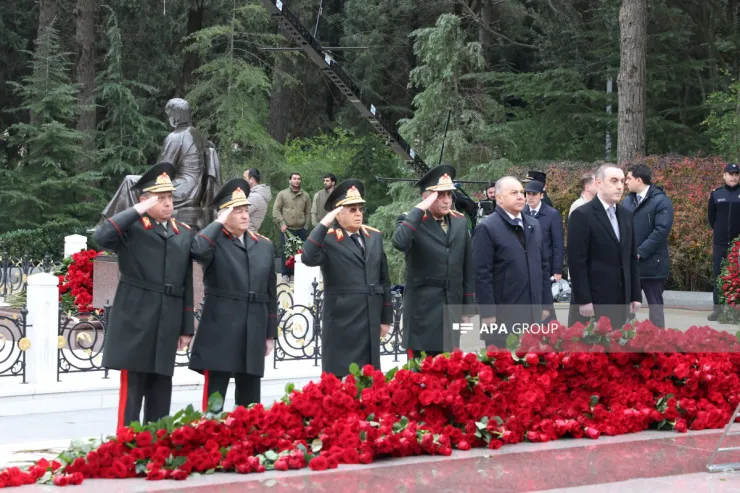 Rəsmilər Fəxri Xiyabanda - FOTOLENT 