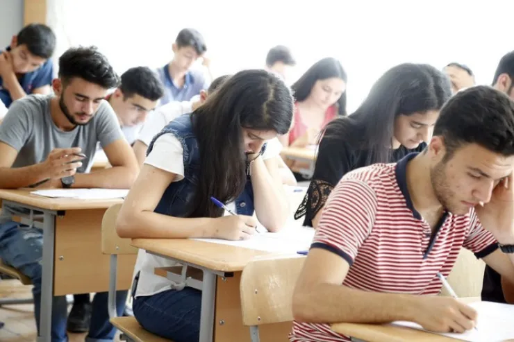 Abituriyentlərin üzərinə gizli kamera  qoyurmuş: tanınmış təhsil ekpertinə  ŞOK İTTİHAM