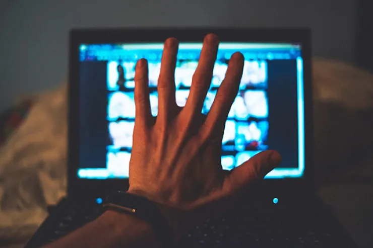 Azərbaycanda uşaq intim videolarını  yayan saxlanıldı