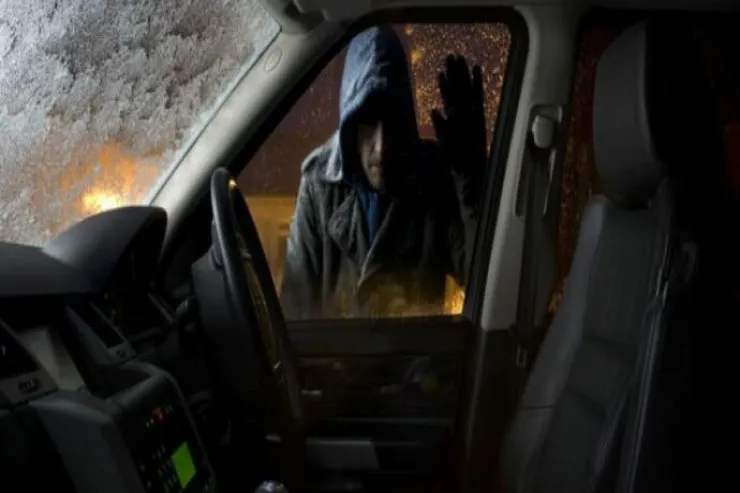 Bakıda maşının qapısını açıq qoyan  sürücünün başına OYUN GƏLDİ