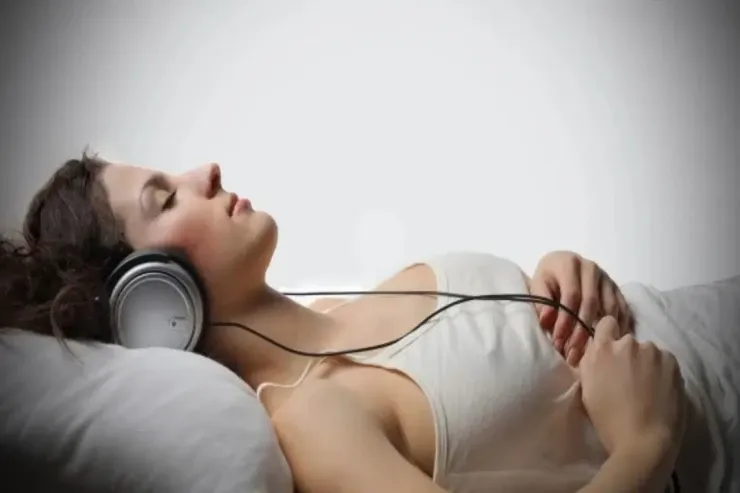 Musiqi dinləyərək yatmayın - Alimlər XƏBƏRDARLIQ   etdi