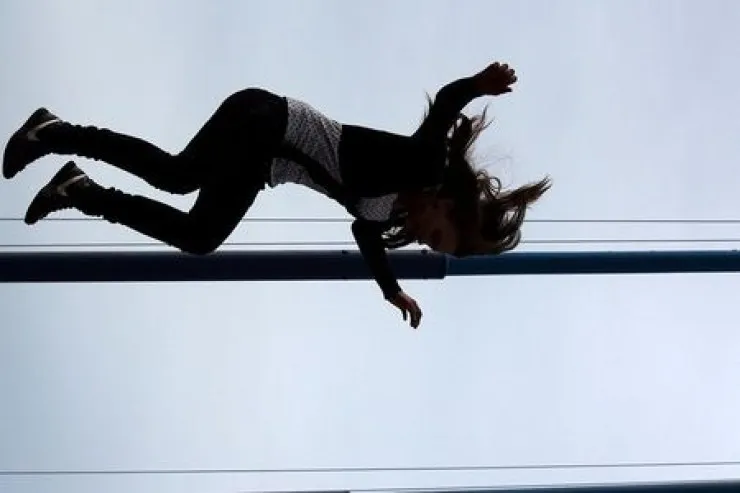 Gəncədə qadın binadan yıxıldı 