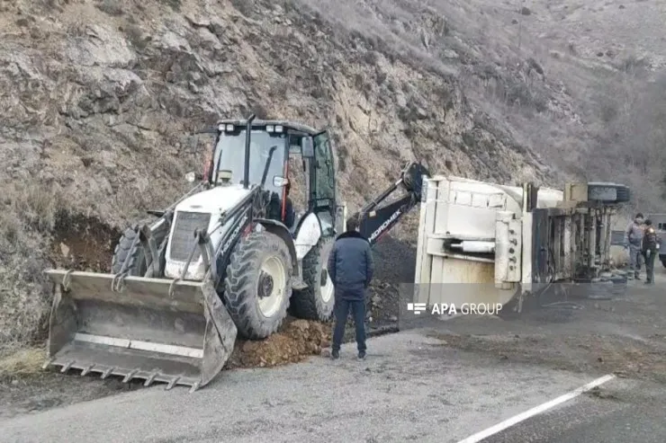 Laçın-Şuşa yolunda yük maşını aşdı 