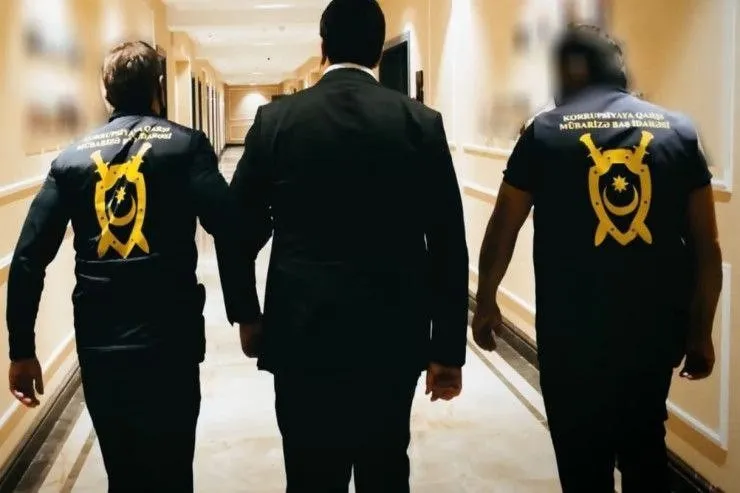 Gəmi kapitanı və işçiləri  Bakı aeroportunda TUTULDU