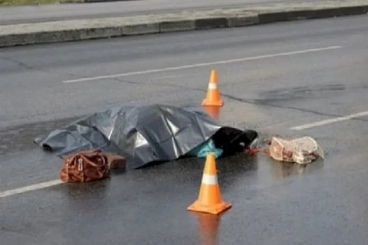 Qaxda "Nissan"la vurulan qadın öldü 