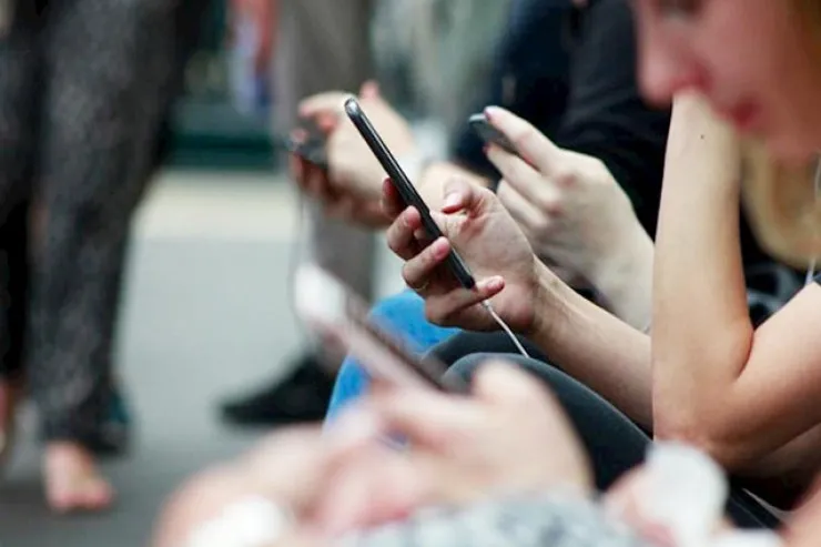 Sosial şəbəkədə əl hərəkətiylə söyüş söyənlər də cərimələnəcək 