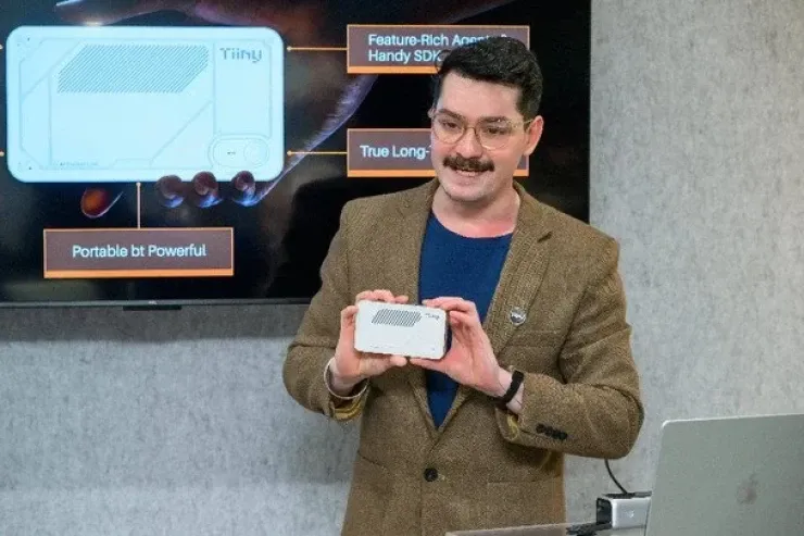 Dünyanın ən kiçik telefonu ölçüsündə kompüter  