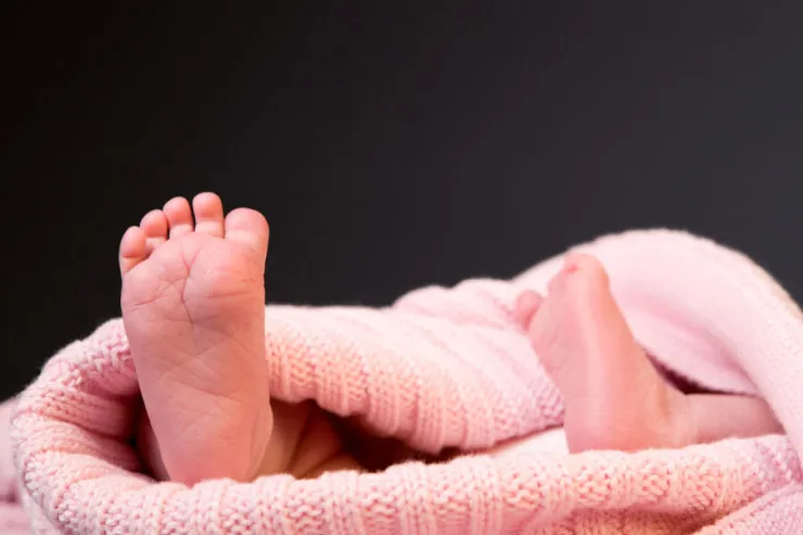 Ana yeni doğulmuş körpəsini bıçaqlayıb öldürdü 