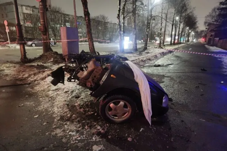 Dəhşətli qəzada maşın ikiyə bölündü,  ölənlər var