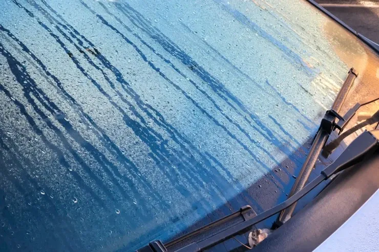 Niyə ön şüşələrdə qara nöqtələr  olur? - Az adamın bildiyi gizli XÜSUSİYYƏT