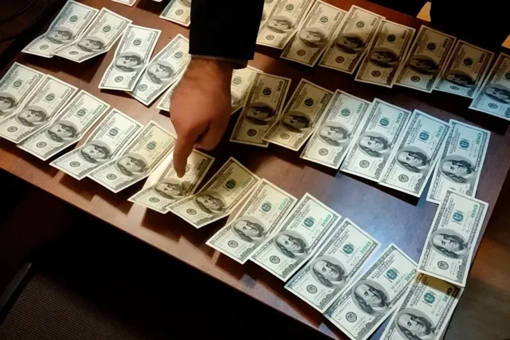 Bakıda usta evdən külli miqdarda dollar oğurlayıb yerinə saxtalarını qoydu 