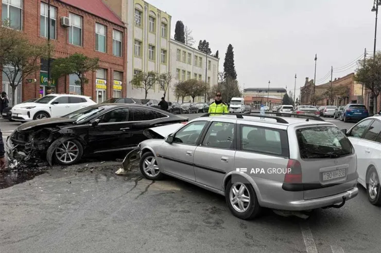 Gəncədə iki avtomobil toqquşdu -Xəsarət alanlar var -FOTO 