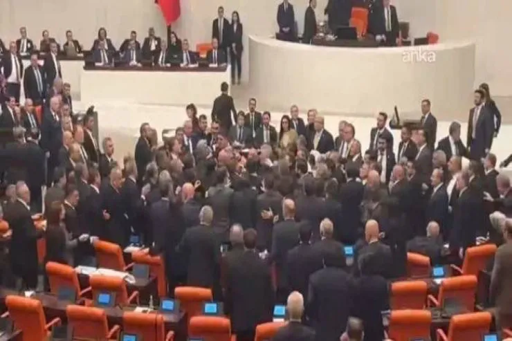 Türkiyə parlamentində dava düşdü 