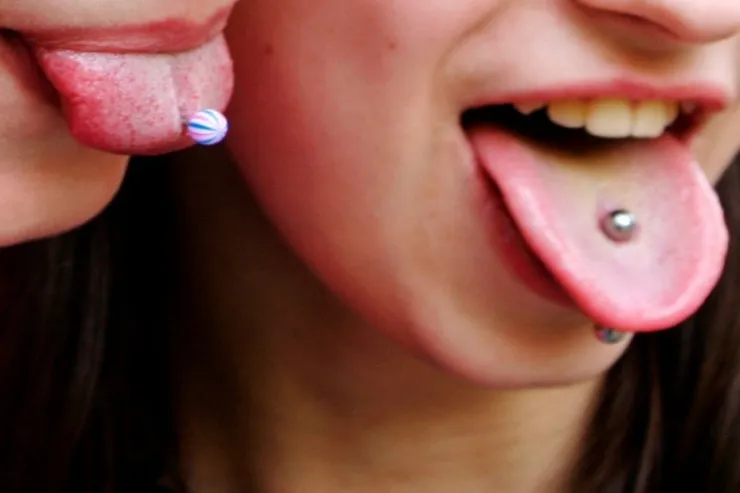 Dilinə pirsinq  etdirən qadın öldü