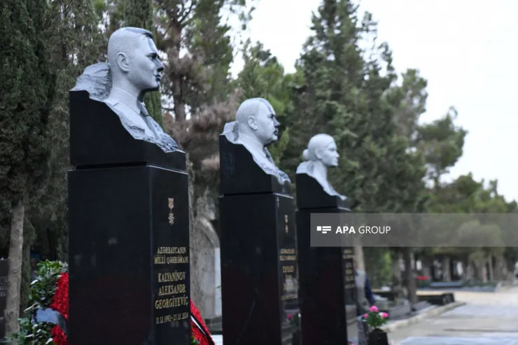 AZAL təyyarəsində həlak olanlar İkinci Fəxri Xiyabanda ziyarət olundu - FOTO  -VİDEO 