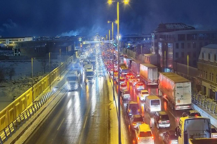 Bakının yollarında qəzalar baş verdi , sıxlıq yarandı