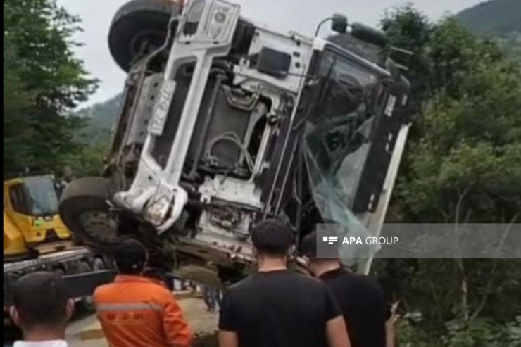 Laçında yük maşını dərəyə aşdı-FOTO