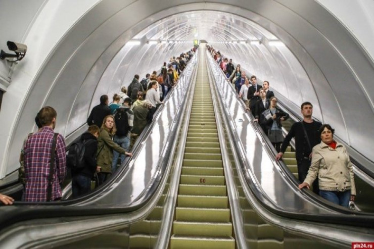 Bakı metrosunda HƏYƏCANLI ANLAR: Ana və övladları eskalatordan yıxıldılar