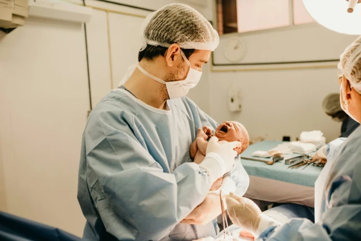 Evdə dəhşətli doğuş hekayəsi:  Atanın səhvi körpəni az qala  öldürəcəkdi 