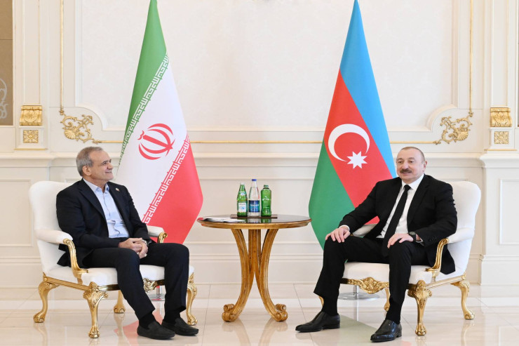 Pezeşkian İlham Əliyevə zəng etdi