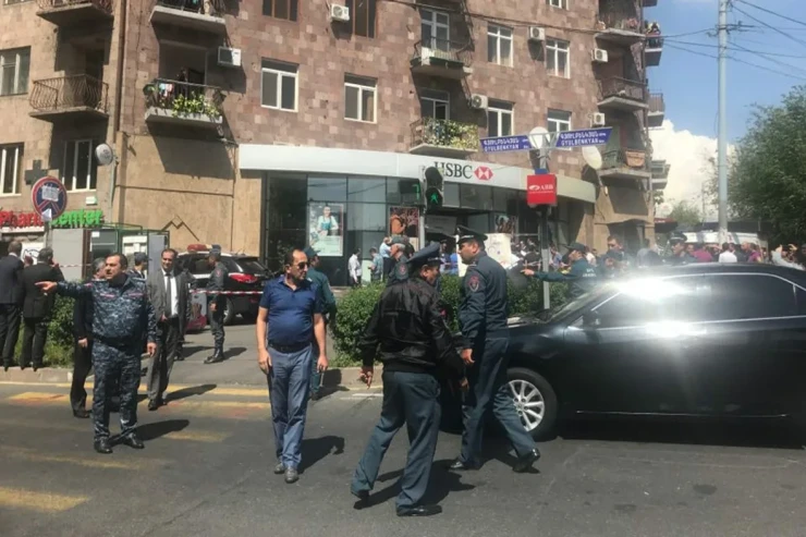 Ermənistanda ATIŞMA:  yaralılar var