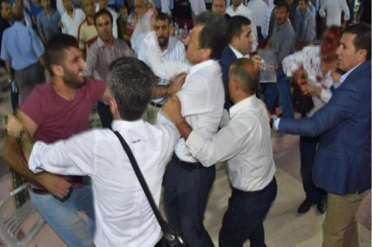 Azərbaycanda TOYDA DAVA:  müğənni qonağı döydü 