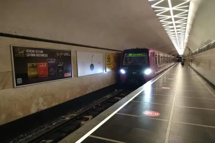Bakı metrosunda HƏYACANLI ANLAR: Tələbə qatar yoluna tullandı