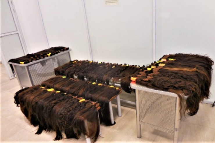 Gözəllik salonları üçün xaricdən 40 kilo insan saçı gətirən saxlanıldı