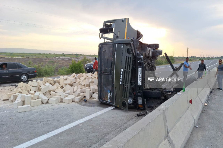 Ucarda "KamAZ" aşdı, Bakı-Qazax yolu bağlandı - FOTO 