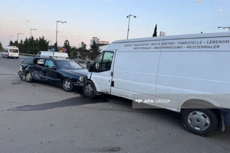 Yevlaxda iki maşın toqquşdu - Xəsarət alan var 