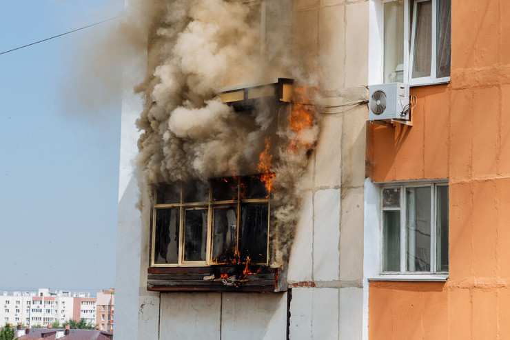 Anasından və nənəsindən qurtulmaq istəyən qız evi yandırdı 