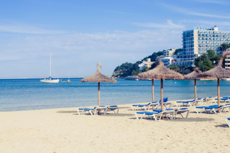 İspaniyadakı  məşhur çimərlikdən   turistləri qəzəbləndirən MƏHDUDİYYƏTLƏR 
