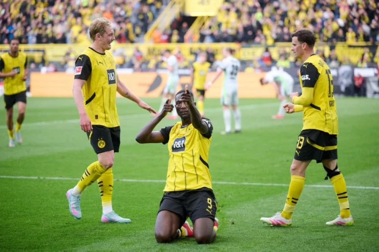Dortmund "Burrusiya"sından darmadağın , "Bavariya"dan heç-heçə