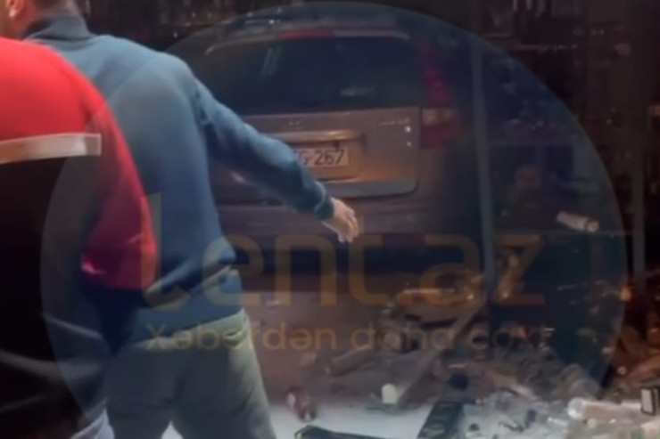 Bakıda maşın "AZZA"ya girdi -VİDEO
