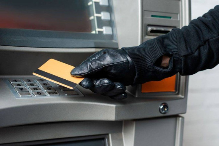 Bank kartlarından 13 min manatdan çox pul oğurlandı