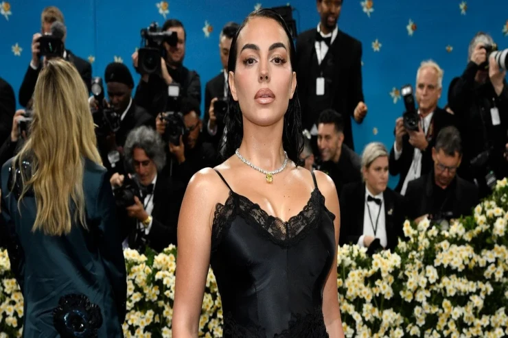 Kriştiano Ronaldonun sevgilisi “Met Gala”da cazibədar obrazda poza verdi -FOTOLENT