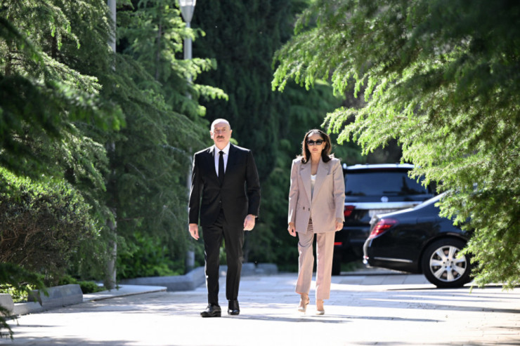 Prezident və xanımı Heydər Əliyevin məzarını ziyarət ediblər - YENİLƏNİB