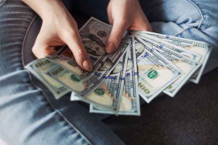 Qadın çantasından 200 min dollarlıq   lotereya bileti tapdı