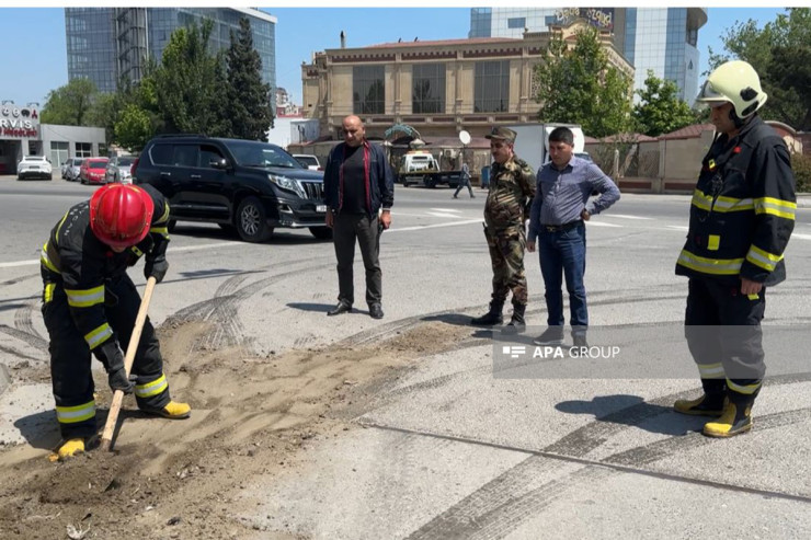 Sumqayıtda yola avtomobil yağı dağılıb-YENİLƏNİB