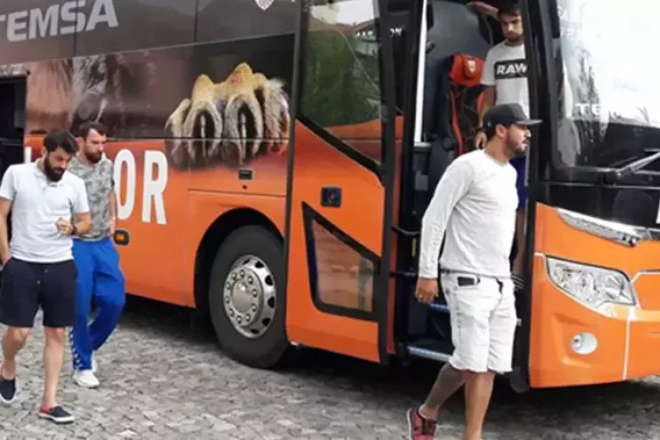 Futbolçular aşağı liqaya düşən komandadan qaçmağa başladılar