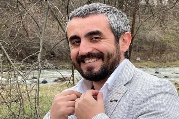 Tanınmış bloger 50 MANATA NARKOMAN  axtarır