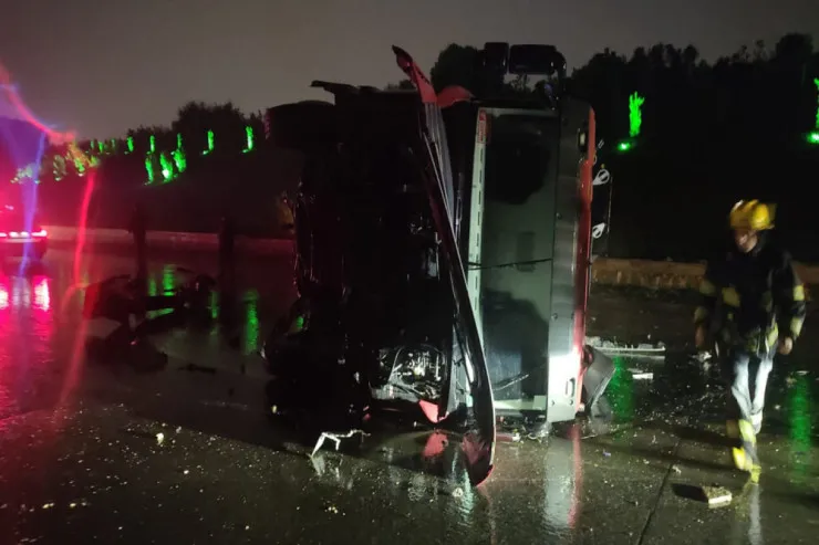 Zığ şossesində evakuator aşdı, yanacaq yola dağıldı 