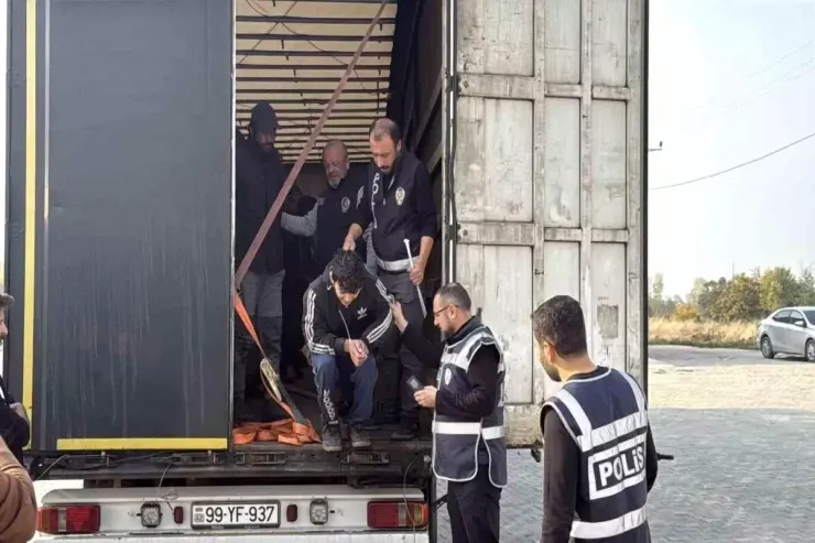 Türkiyədə gizli miqrant daşıyan azərbaycanlı sürücü  saxlanıldı