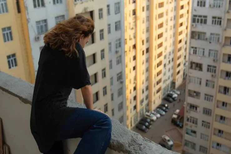 Əri həbs olunan qadın özünü 22-ci mərtəbədən atdı 