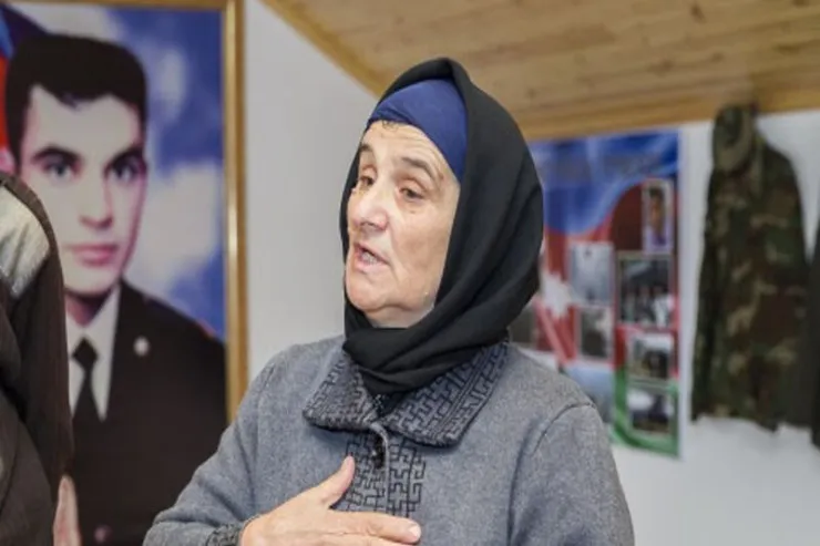 "Prezident bizi ikiqat sevindirdi" - Pəncəli Teymurovun anası 