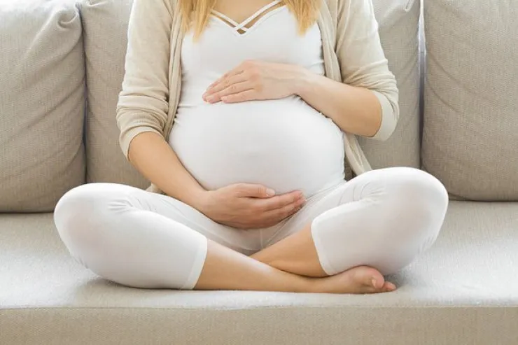 Britaniyada körpə ana bətnində əlini itirib