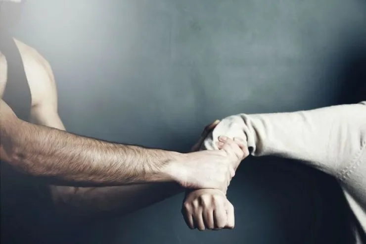 Bakıda səfirlik qarşısında İNSİDENT:  "sən xoruzsan" sözünə görə qadının qolunu qırdı 