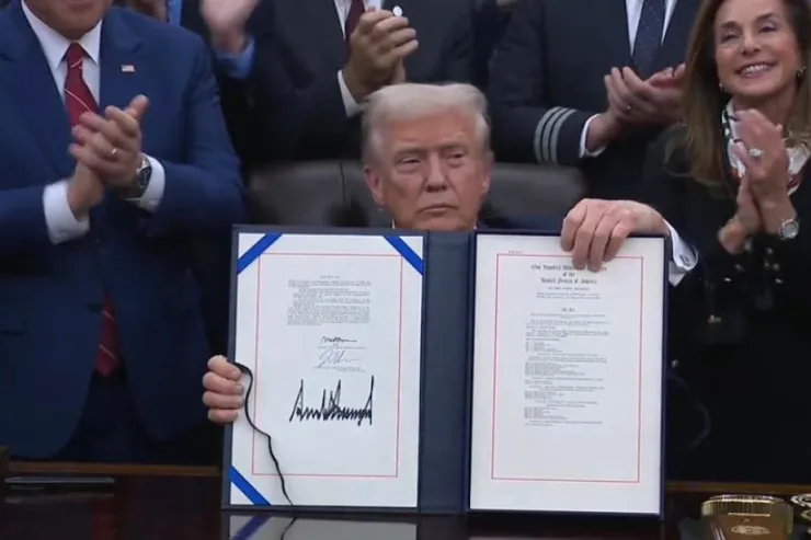 Tramp qanun layihəsini imzaladı - ABŞ-da şatdaun bitdi 